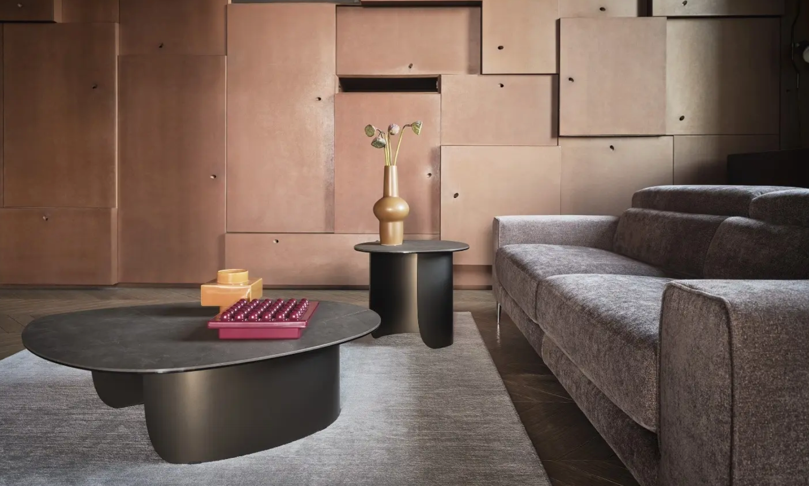 Mesa de Centro y Lateral Twins de Calligaris: Diseño Escultural y Funcional